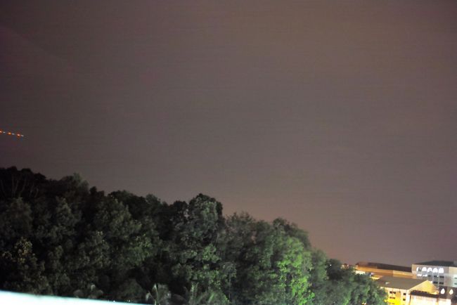 4枚目で消えていきました。<br /><br />スピードはそれほど出てないですね。<br /><br />飛行機だったんでしょうか？