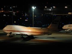 早朝発の便を利用するので前日に自宅を出発。国際線ターミナルのオープンスポットにドバイロイヤルエアウィングのB747が居ました。