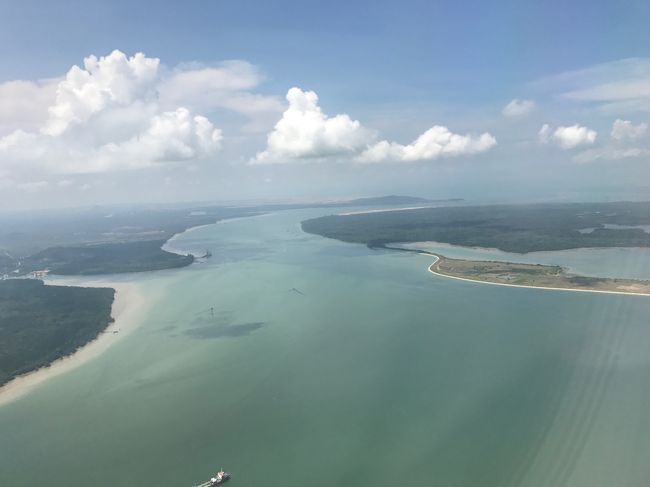 そろそろシンガポールに初上陸です。<br />快適な旅はあっという間、あと２往復くらいしても良いのにな（笑）<br />エアバス３５０静かで快適な旅でした。
