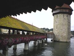 いきなり小雨でルツェルンの街歩きに変更
言わずと知れたカペル橋