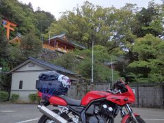 2時間ほど走り、17時過ぎに熊野那智大社に到着。
バイクだったから良かったものの、選んだ道は、途中、すれ違いも厳しいような細い山道も多かった。