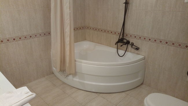 このホテル？4星ですが、スタッフが高飛車で、掃除もしないsinaiyala!連泊は、お勧めできません！<br />