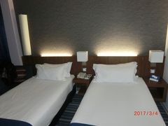 ホリデイ イン エクスプレス リスボン エアポート
Holiday Inn Express Lisbon Airport
3月3日、羽田からフランクフルト乗継でリスボンに夜中に着き、
このホテルに直行です。
空港にあるホテルです。
米国系なので広い部屋で、広いベッドでした。