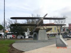 近くの広場には飛行機が展示されていた。
Sacadura Cabral and Gago Coutinho Monument
と言い、リンドバーグのだそうです。
アメリカ人のチャールズ・オーガスタス・リンドバーグが
ポルトガルとブラジルを飛んだとのこと。