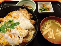 お腹もすいたので、部屋着のままくつろげる緑水亭の座敷で晩御飯。

食べたのは、肉厚のカツ丼！
たまごはとろっとお肉はガッツリ、とてもおいしくいただきました。