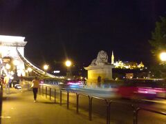 鎖橋も昼間とは違った雰囲気、美しさです。