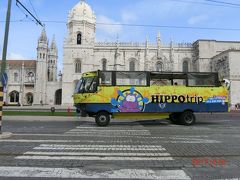 ポルトガルには、
イエローバスツアー
Yellow Bus Tours
と言う観光バスが走っており、たまに見かけます。
観光地を巡るにはいいでしょうね。
ジェロニモ修道院の前で見た。
リスボンではトラム28番の市電巡りが人気で
乗れない時がある程だそうです。
