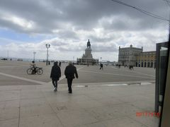 トラム15番の車窓も楽しみます。
コメルシオ広場の前で左に折れてロシオ広場、フィゲイラ広場に行きます。
広場には勝利のアーチ (凱旋門)
Arco da Rua Augusta (Triumphal arch)
がありました。
ロシオ広場とアウグスタ通りを挟んであります。
広場にあるジョゼ１世騎馬像。