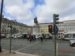 フィゲイラ広場
Praca da Figueira
でトラムを降りました。
自由時間は、主人が調べて来たルートに付いて来る人で
総勢6人、途中で2人が合流して8人で回る。
フィゲイラ広場の像を見て、隣のロシオ広場を通って
ミゲルの丘に行きリスボン市街の展望を楽しみ、
上からサンタジュスタのエレベーターで下に降ります。