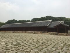 これが宗廟。
木造ですが一度消失してます。
戦争のためと言ってましたが秀吉が攻めたせいでしょう。