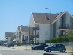 　コスタ・ノヴァ（Costa Nova)まで約140km、約1.5h程でストライプの家が見えてきました。ハイシーズンではないので、車はどこにでも停められそうです。