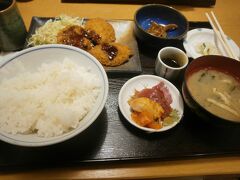 昼食に困って、入った店。ランチ時でも煙草の匂い。無神経な女性客が。