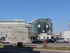 さて、近くの花園駅から琴電に乗って、またまた高松築港駅へ。

そして、歩いて高松駅です。今日は、ちょっと遠出の旅。