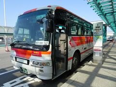 函館空港からシャトルバス(函館帝産バス)でベイエリア前までは約10km、33分、420円也ぃ～。※SUICAは使えません