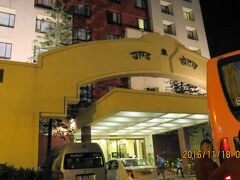 遅い夕食の後、ホテルへ

　ネパール最初のホテル､グランドホテル　シャワーのみの部屋　相部屋泊