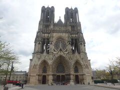 バスで世界遺産のノートルダム大聖堂へ（バス 1h券 1.6ユーロ）。大きい～