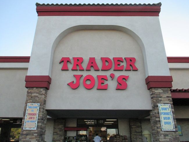 帰りにトレーダージョーズに寄ります。何店舗かありますが車がないと不便ですね。