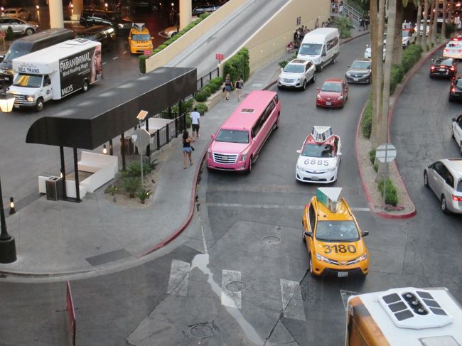 ホテルのパーキングから戻る通路にピンクのリムジンが止まってました。<br />フラミンゴリムジンかな？<br />今日は早めに休む事にします。