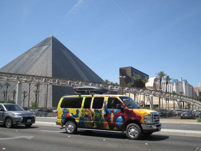 ストリップを南へ走ります。月曜の午前中は渋滞ありません。<br />そしてルクソールへ。（ラクソーと発音します）