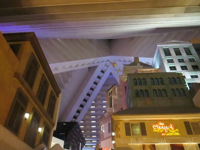 支柱のない三角すい！不思議な建物。