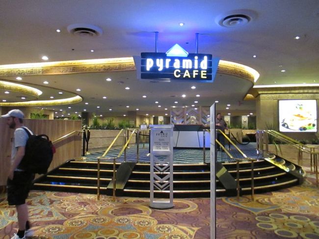 ピラミッドカフェで休憩します。