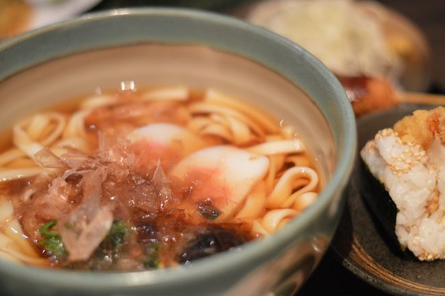 栄にあるホテルにチェックインをしたら、早速ご飯を食べにお出かけ。<br /><br />歩いて数分のところにある宮きしめん竹三郎へ。<br />旦那さんは暖かいきしめんと味噌カツ、天むすのセット。