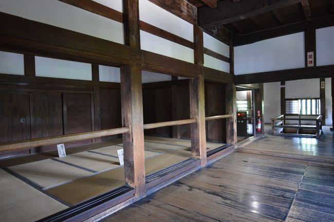 旅行初日に行った松本城と比べると大分小さい。