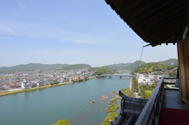 天守最上階を取り巻く回廊があり、そこからの眺めも抜群。<br />ただ手すりが低いのでちょっと怖いです。