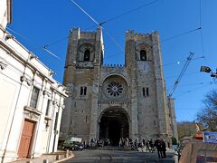 1149　リスボン大聖堂　カテドラル　この前をトラムが旧カーブして通る場所にある