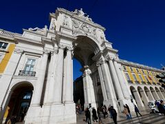 立派なアーチ　アルコ・ダ・ルア・アウグスタとよばれ1875年にできた