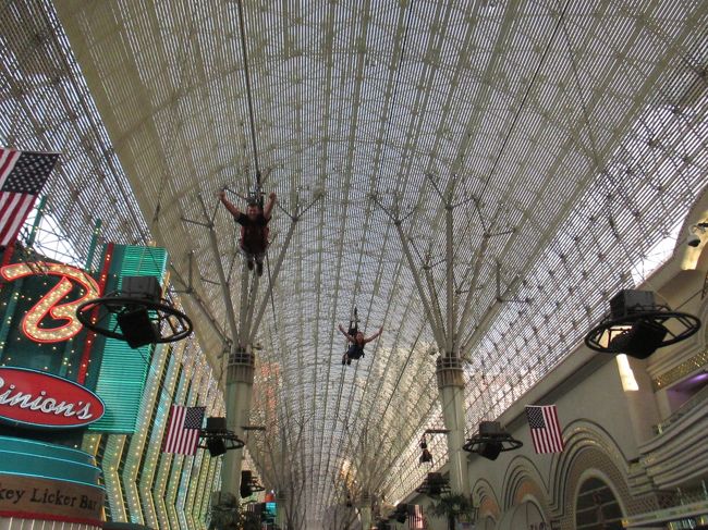 お昼は暑いので一旦ホテルで休憩します。プールに行こうか迷いましたが、結局は部屋でゆっくりしました。夕方からはダウンタウンにGO!