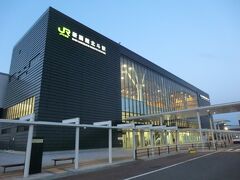 北海道新幹線開業によって誕生した新函館北斗駅(旧渡島大野駅)です。

仮称は新函館駅だったのですが、この駅は北斗市に位置するので、駅名決定にあたり、北斗市が異議を唱え、函館・北斗の両市の幾度の協議でも話しは平行線となり、最終的にJR北海道に一任する形で調整し、決まったそうです。

立派な駅ですね。
駅周辺を散策しましたが、何もありませんでした。