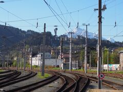 ここは朝のインスブルック中央駅のプラットホーム
早めに来たので端まで歩いてできるだけ大きくスキージャンプ台を撮ってみました
