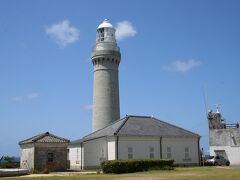 角島灯台と灯台記念館。
記念館には角島の紹介や灯台の果たす役割や紹介のパネル展示、復元された灯台長の部屋などがありました。
灯台に登るのは有料で２００円でした。螺旋階段は狭く一人しか登れません。
混み合う場合は待たないといけませんが、上からの景色は絶景です。ただし風が強く当たるので帽子などを飛ばされないよう注意が必要です。