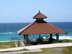 角島大浜海水浴場。ここは海辺にある休憩所。海水浴場より離れているので静かな景色が楽しめます。