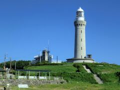 つのしま自然館から夢崎に向かうと島の北西にある角島灯台に到着しました。
有料駐車場に車を止めて散策開始。
この灯台は明治９年３月に点灯した古い灯台です。