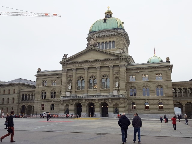 議事堂前のブンデス広場には　夏期、噴水が出るらしい♪