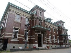 またしても雨だったので、十分歩ける距離だったけど
途中で足元が気になり、ちょうど来たバスに乗ってしまったら
最寄りのバス停がわからずバタバタ。たった２つで、乗る必要がなかった。
しかも間違えて投入したら、おつりが出ず損してしまった。

たしか呉服元町だったかな。
観光客としては『佐賀市歴史民俗館』をバス停名にして欲しいよね。 