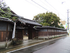 立派な塀ですね。