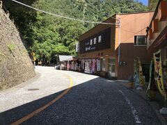 那智御滝の飛瀧神社の鳥居に比較的近い「美山亭」の駐車場へ　￥500