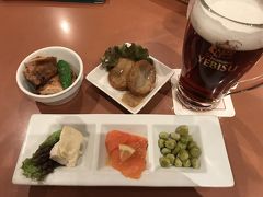 出発はANA89便、朝6:20発ということもあり、羽田に前泊することにしました。
国内線は１８年ぶり、、、
羽田空港も同じ年数行っていなかったので、超おのぼりさん状態。
早めに空港に入りました。
今回の旅行は１人旅。
ワクワクしながらも、久しぶりの国内線にドキドキしながら、まずは１人前夜祭。
ビールとおつまみセットなんて素敵なものがあったので、こちらにて乾杯！