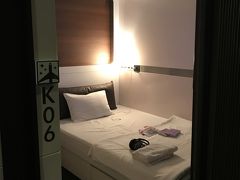 この日宿泊したのは、第一ターミナル内にある「ファーストキャビン羽田」
お部屋は２種類あるようですが、１，０００円多く払うだけで広いお部屋になるので、ファーストクラス（６,０００円）を利用。
広さは快適そのもの。
スーツケースも広げられるし、テーブルもあります。
館内着、スリッパなどもあり。

ちなみに、友人へのお土産で食品を持って行った私は、冷蔵庫のないお部屋でどうしようと思っていましたが、フロントで預けて冷やしていただけます。
食品（冷蔵）と保冷剤（冷凍）両方対応可能でした。
くれぐれもチェックアウト時に忘れないように！