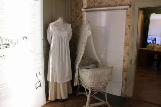 １９０３年、ミレーバと結婚