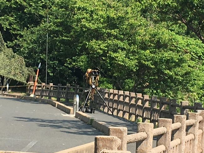 するとどうでしょう自衛隊の方が遠方を監視しています、そうです北朝鮮のミサイルの監視です。少し見づらいですが左側下に被ってあるのはレーダー車です。