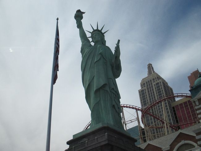 ストリップを南へ。自由の女神さんも車窓からスルーします。