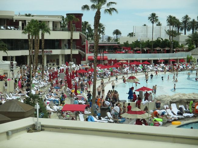 ここのプールは大きくて波のプールや流れるプールが楽しそうですね。<br />中心部まで少し遠いかな？日本人は全くみかけませんね。