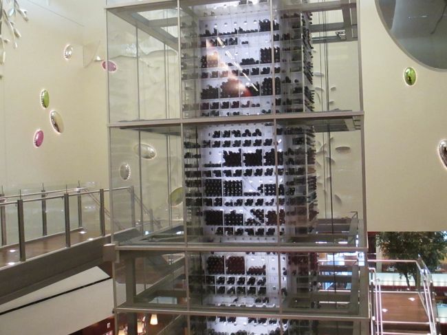 吹き抜けになっている、ボトルのタワー