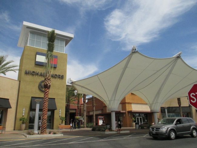 次はレンタカーセンターから5分のプレミアムアウトレットサウスへ。<br />ここは屋内なので涼しくて快適です。