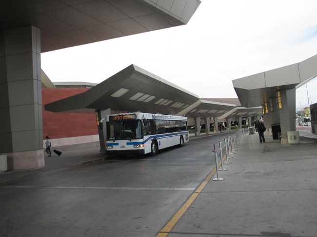 巨大なラスベガスレンタカーセンターに車を返し、空港まで送迎してもらいます。<br />ターミナルごとに乗り場が分かれてます。私たちはターミナル３行き。
