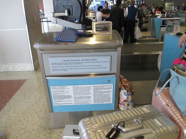 ユナイテッドのカウンターでトラックの重量超過で一つ100ドルで二つで200ドルかかるから、中身を袋に分けて預けなさいと、優しいおばさんが対応してくれました。<br />折り畳み式のバッグを持ち歩いていて良かったです。